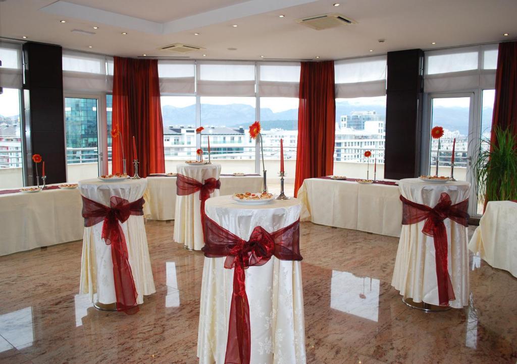 بودغوريتْسا Aparthotel Premier المطعم الصورة